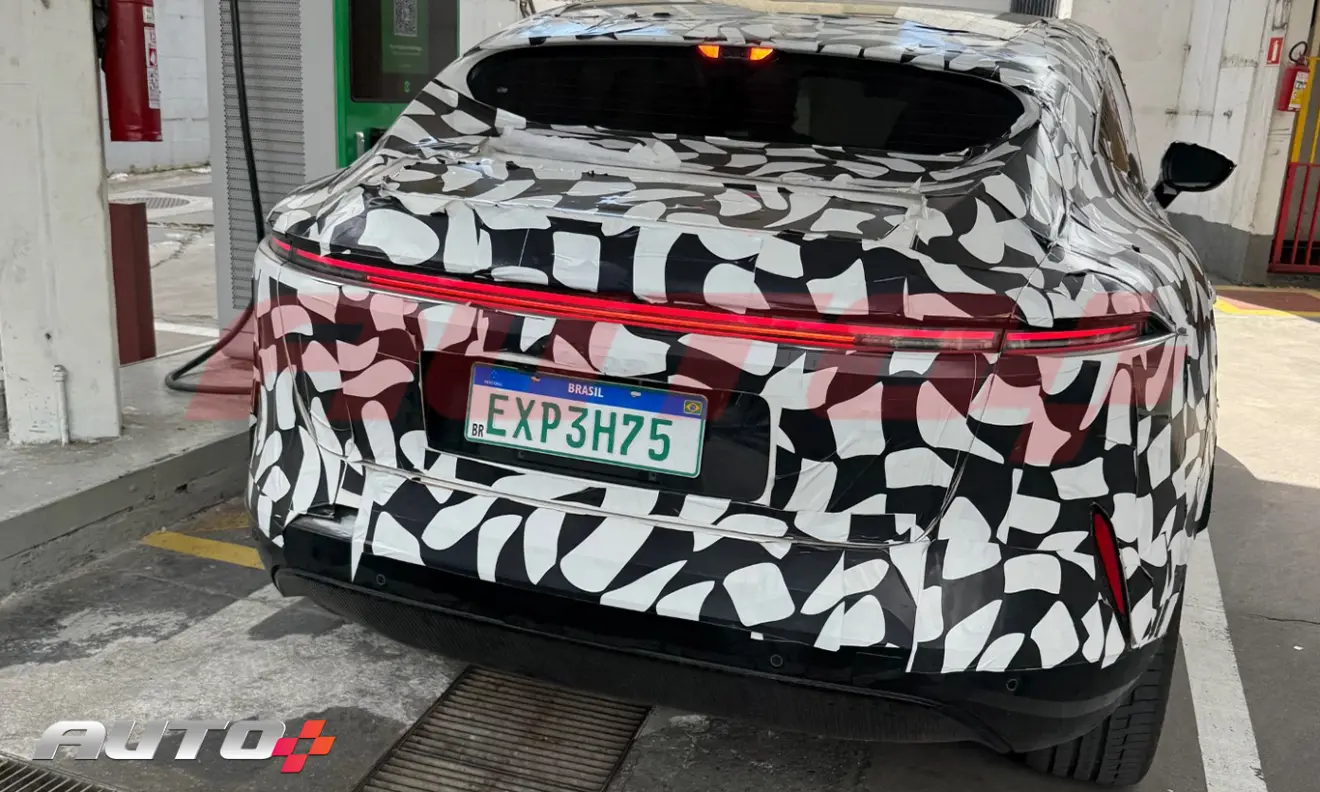 Avatr 11 camuflado de preto e branco visto de trás