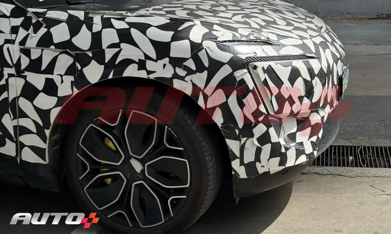 Detalhe dianteiro do Avatr 11 camuflado de preto e branco