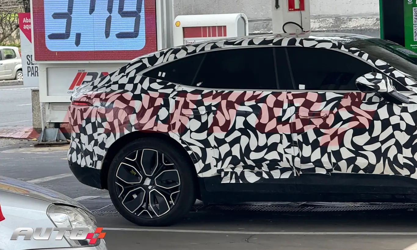 parte traseira do Avatr 11 camuflado de preto e branco