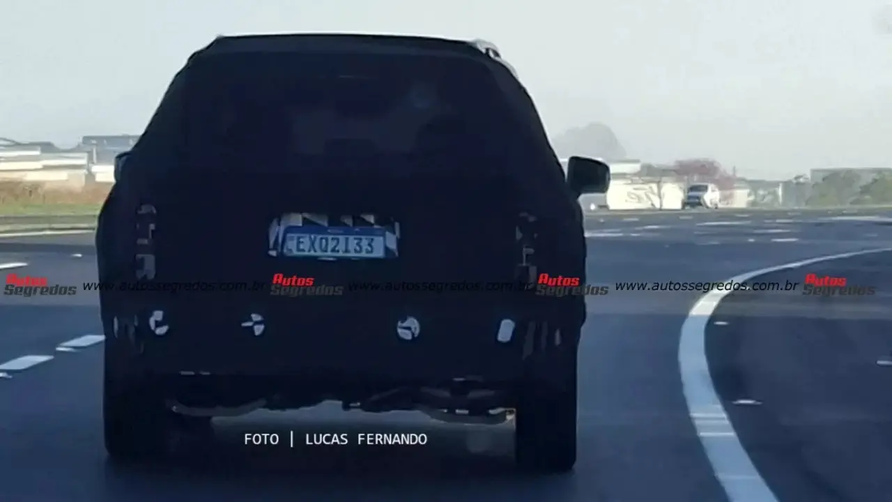 Hyundai Palisade camuflado de traseira em testes no Brasil