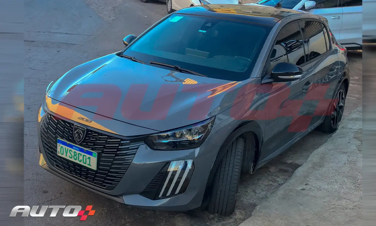 Peugeot 208 "Hybrid" cinza de traseira