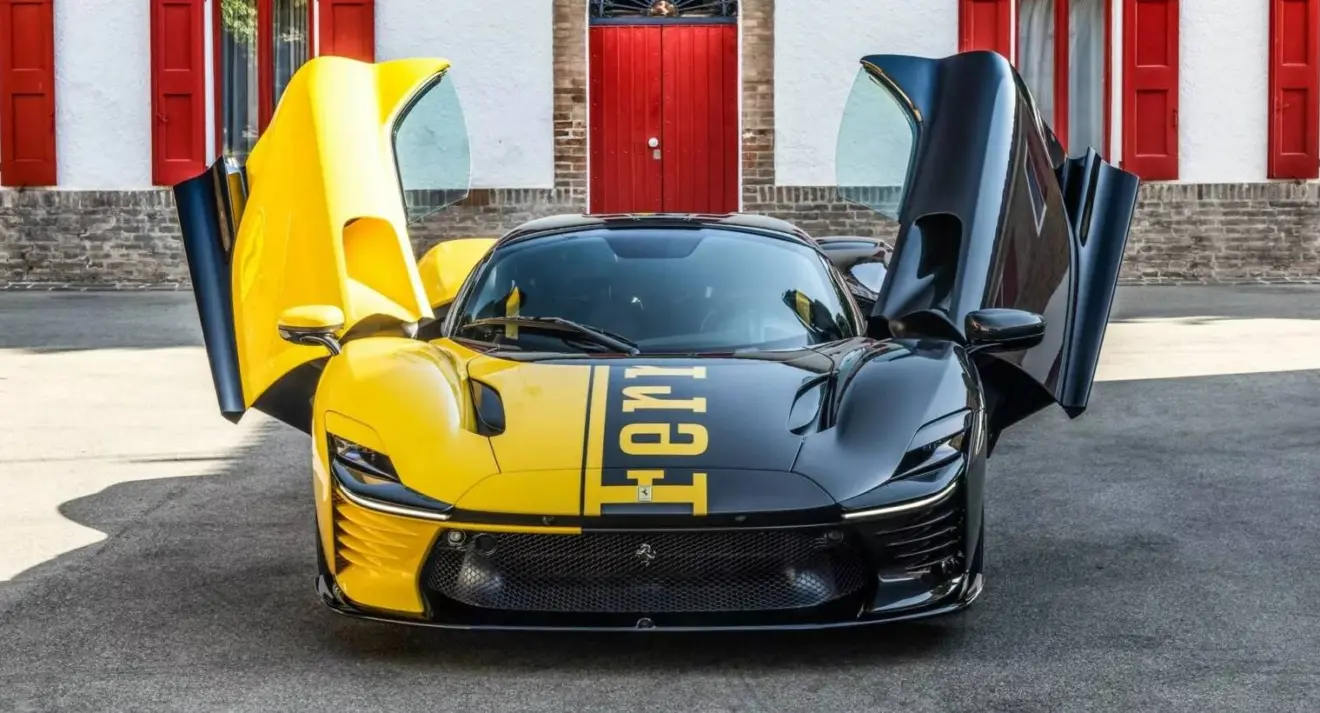 Ferrari Daytona SP3 parada de frente com as portas abertas