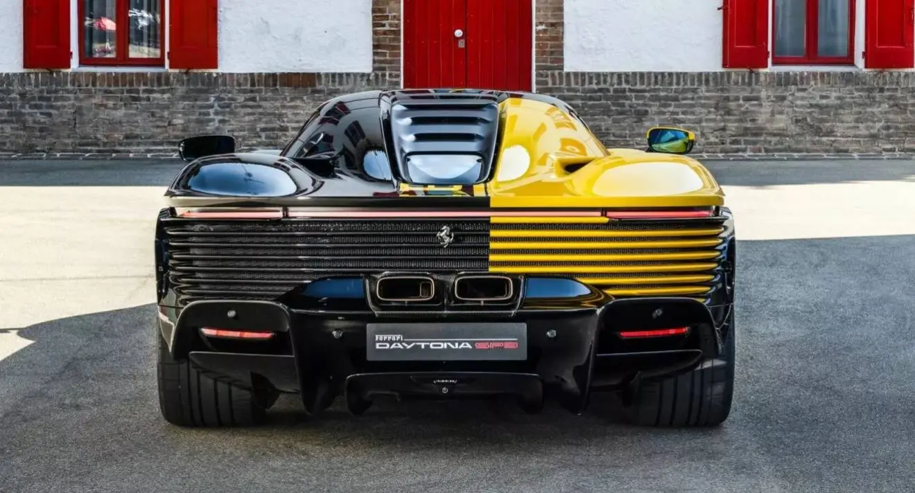 Ferrari Daytona SP3 parada de traseira