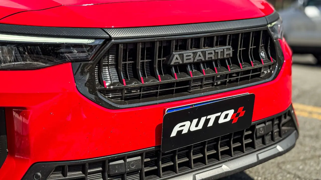 Grade frontal e faróis do Fiat Fastback Abarth