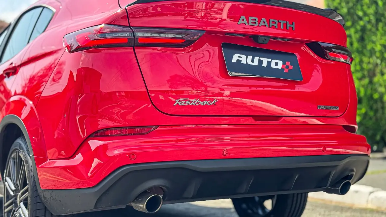 Traseira e escape do Fiat Fastback Abarth