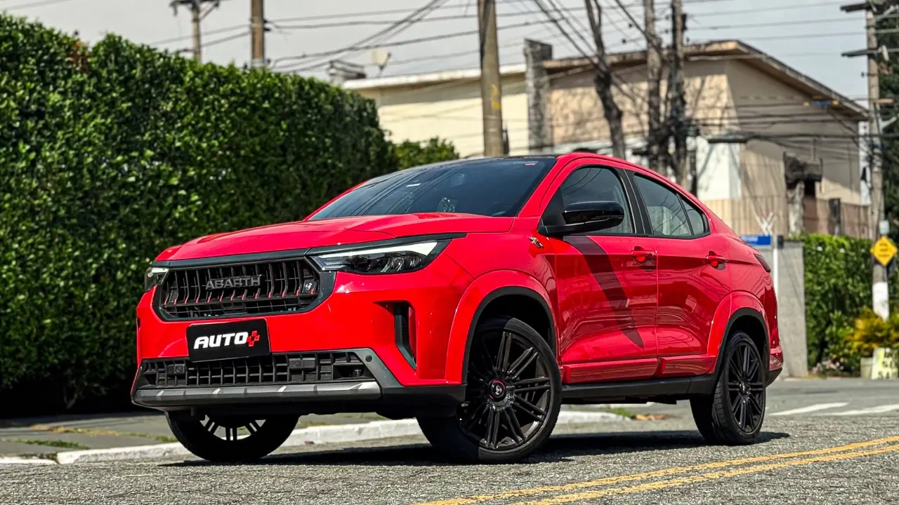 Fiat Fastback Abarh 2026 na cor vermelho estático