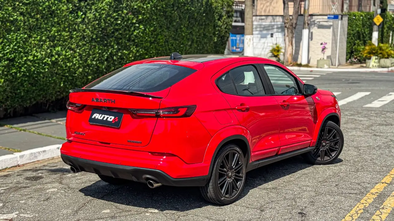 Fiat Fastback Abarh 2026 na cor vermelho estático