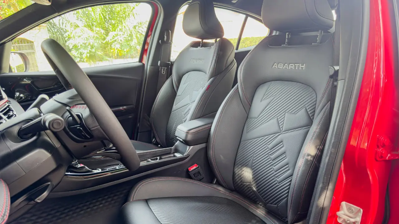 Bancos dianteiros do Fiat Fastback Abarth