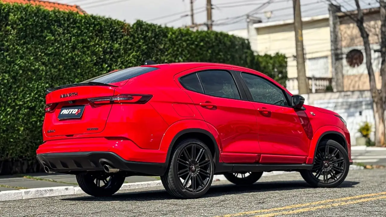 Fiat Fastback Abarh 2026 na cor vermelho estático
