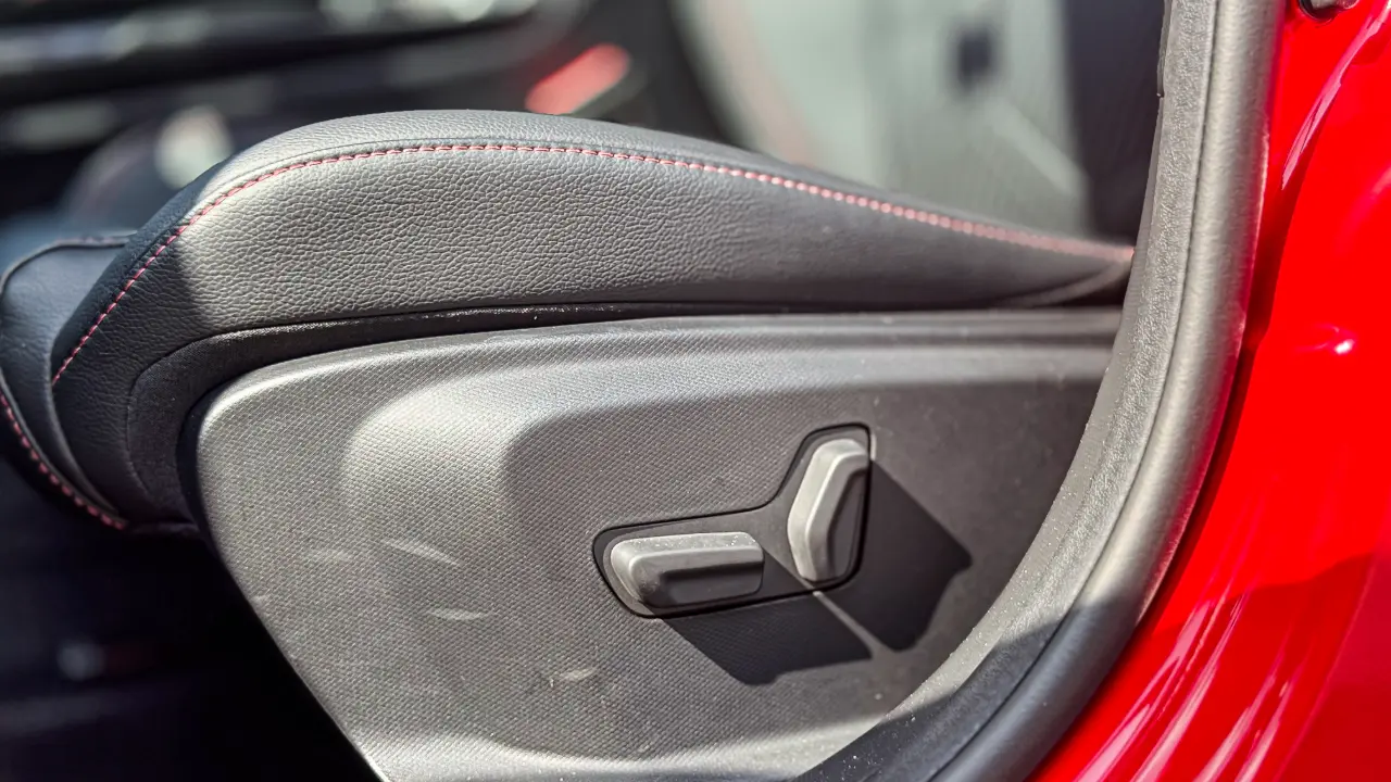 Bancos com regulagem elétrica do Fiat Fastback Abarth