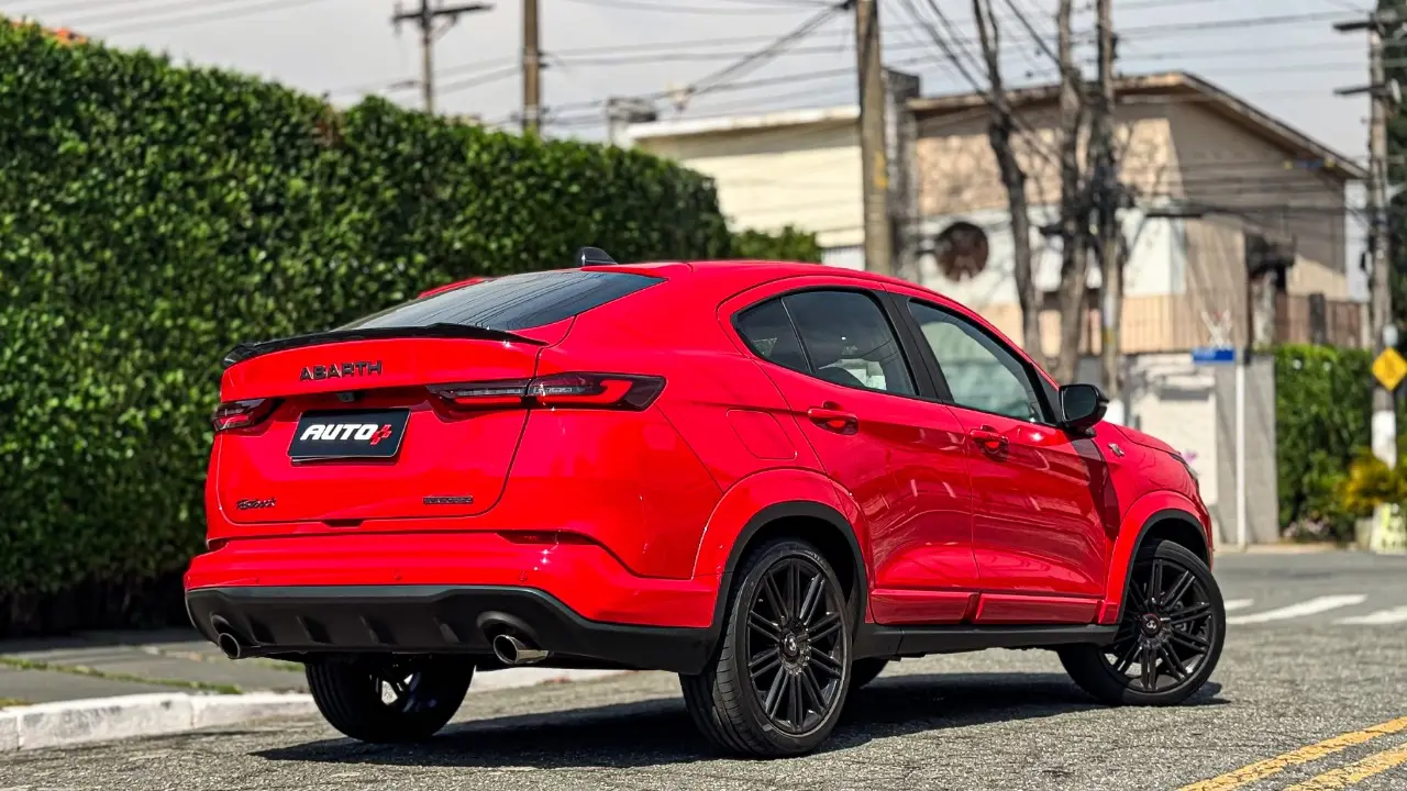 Fiat Fastback Abarh 2026 na cor vermelho estático