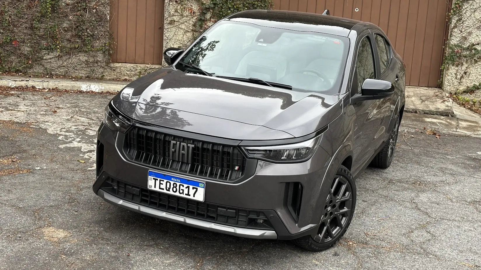 SUV cupê Fiat Fastback Impetus Hybrid cinza parado de frente e visto do alto