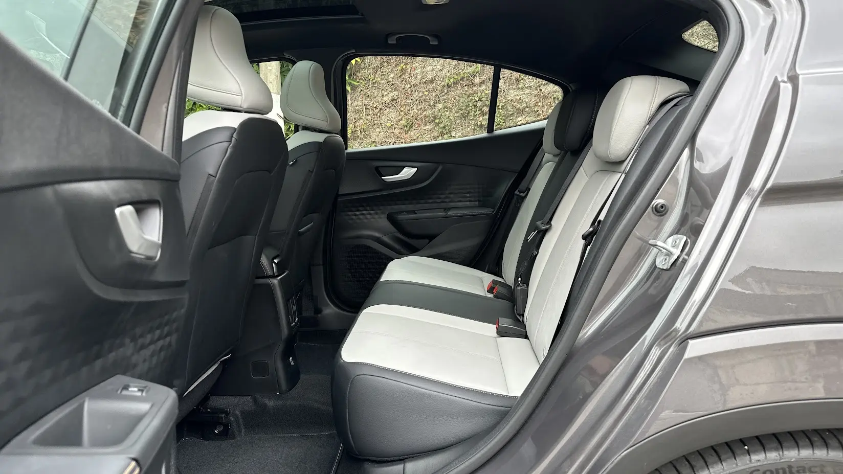 Espaço traseiro do Fiat Fastback Impetus Hybrid 2026