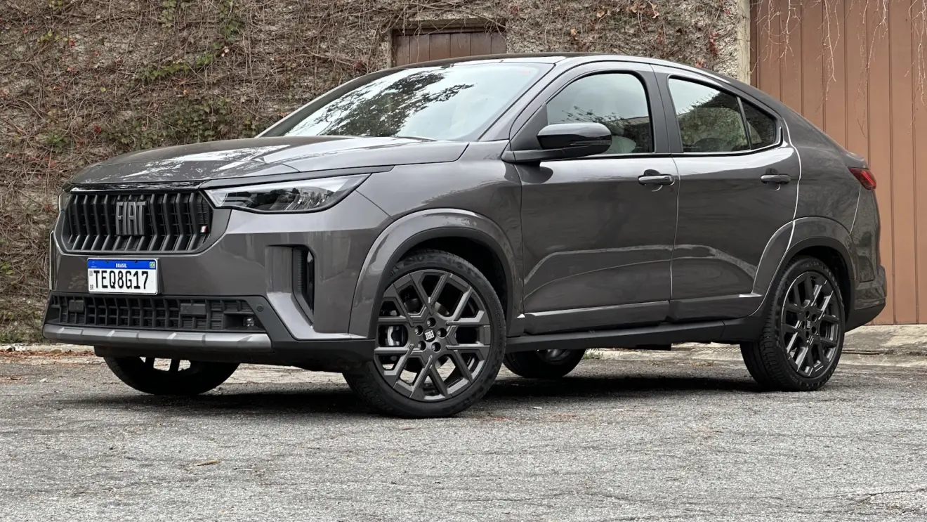 SUV cupê Fiat Fastback Impetus Hybrid cinza parado de frente com muro ao fundo