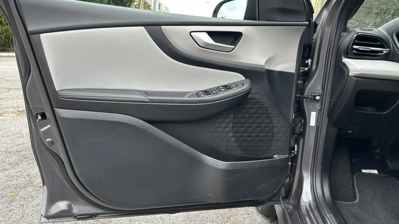 Lateral de porta dianteira do Fiat Fastback IMpetus Hybrid 2026