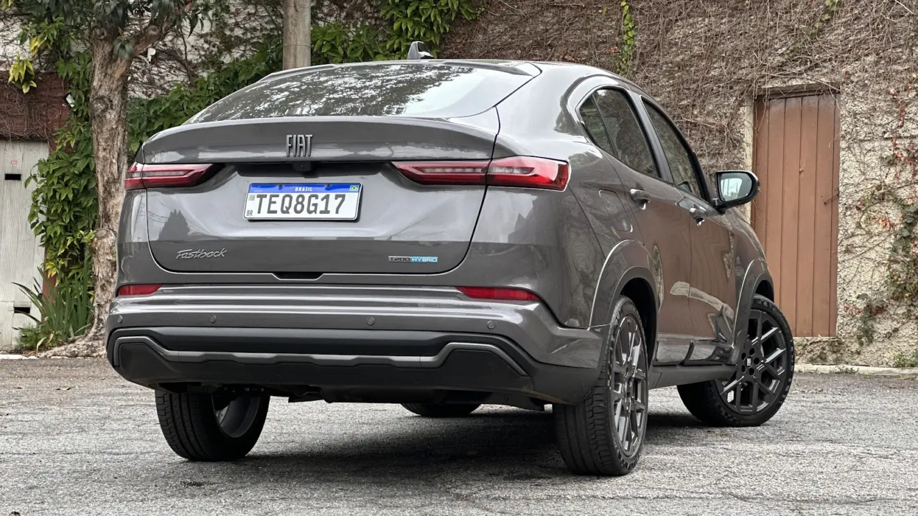 SUV cupê Fiat Fastback Impetus Hybrid cinza parado de frente com muro ao fundo