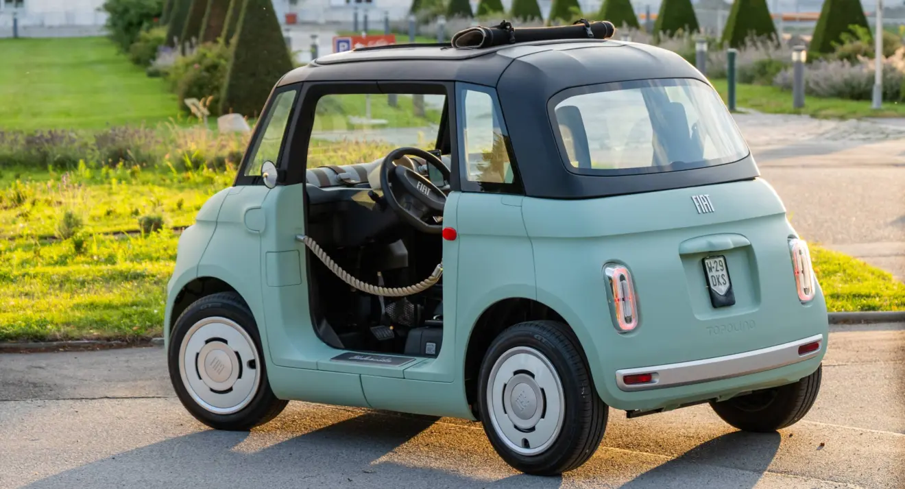Fiat Topolino verde parado de traseira é um modelo elétrico com design retrô 