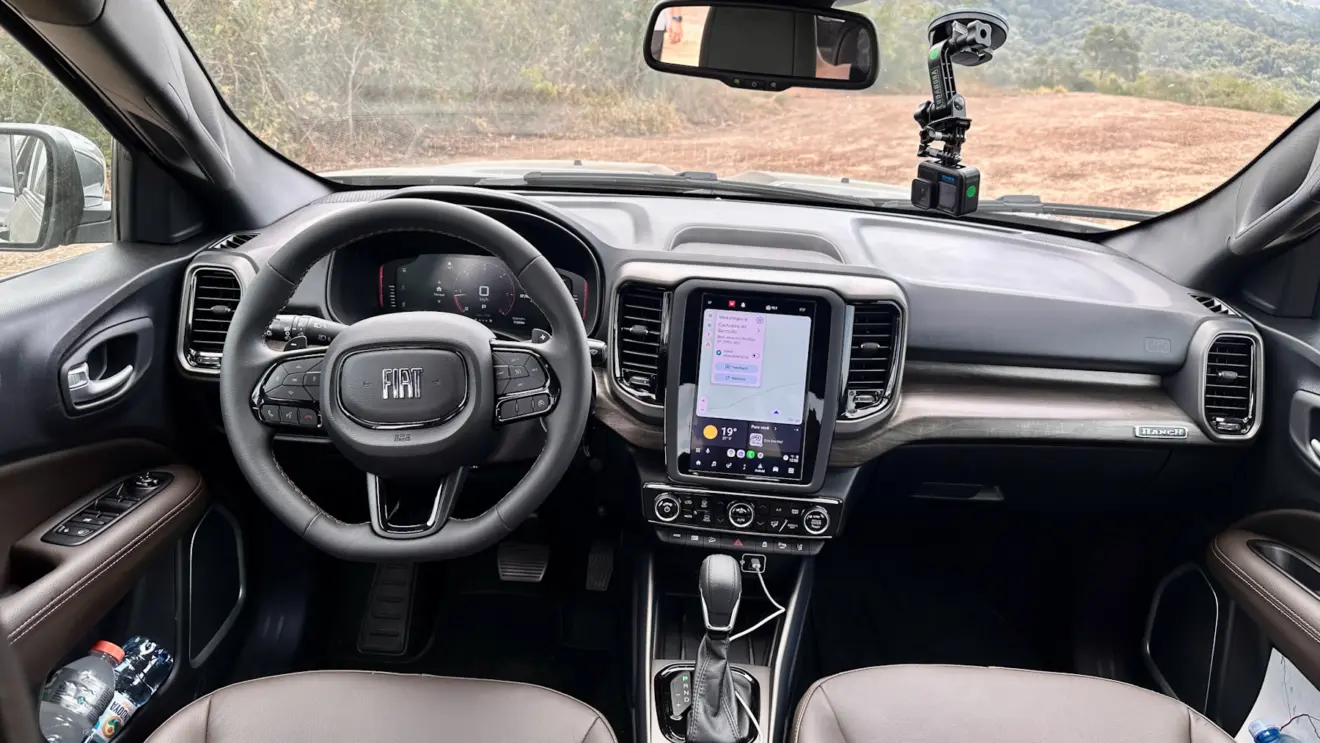Interior da Fiat Toro Ranch 2026 com acabamentos em marrom