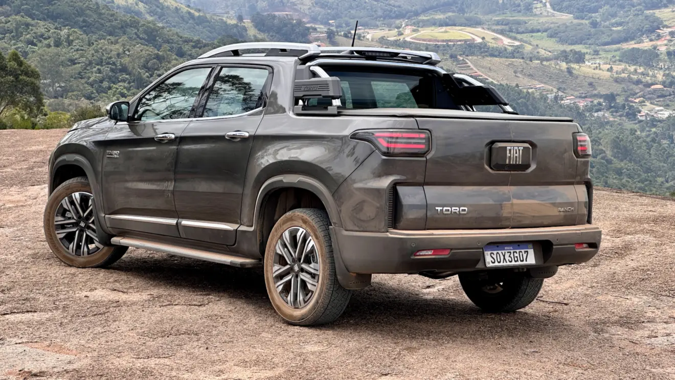 Fiat Toro Ranch 2026 parada de traseira no alto da montanha 