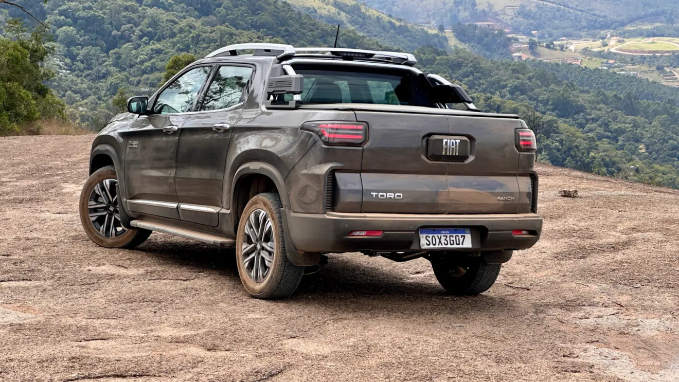 Fiat Toro Ranch 2026 parada de traseira no alto da montanha 