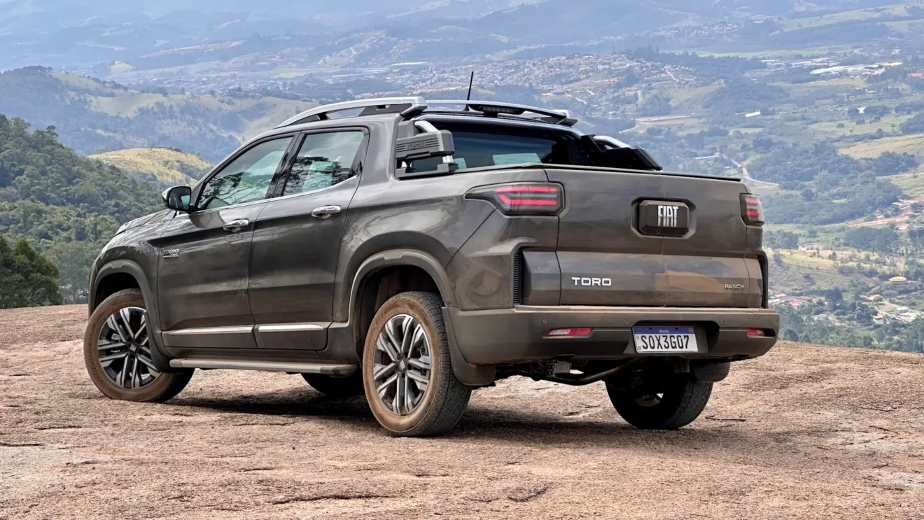 Fiat Toro Ranch 2026 parada de traseira no alto da montanha 