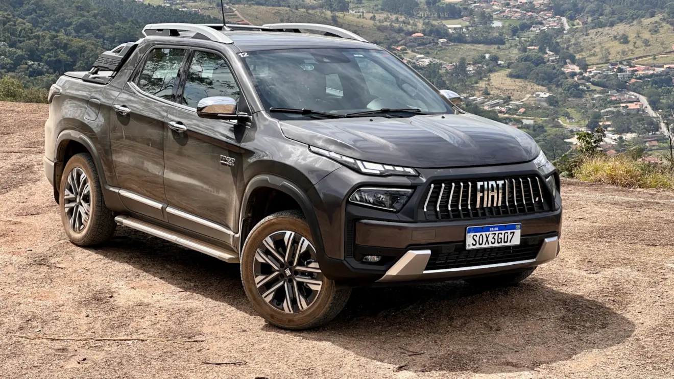 Fiat Toro 2026 parada de frente no alto da montanha 