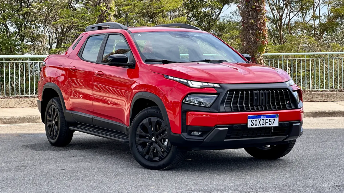 Fiat Toro Ultra 2026 vermelha parada de dianteira