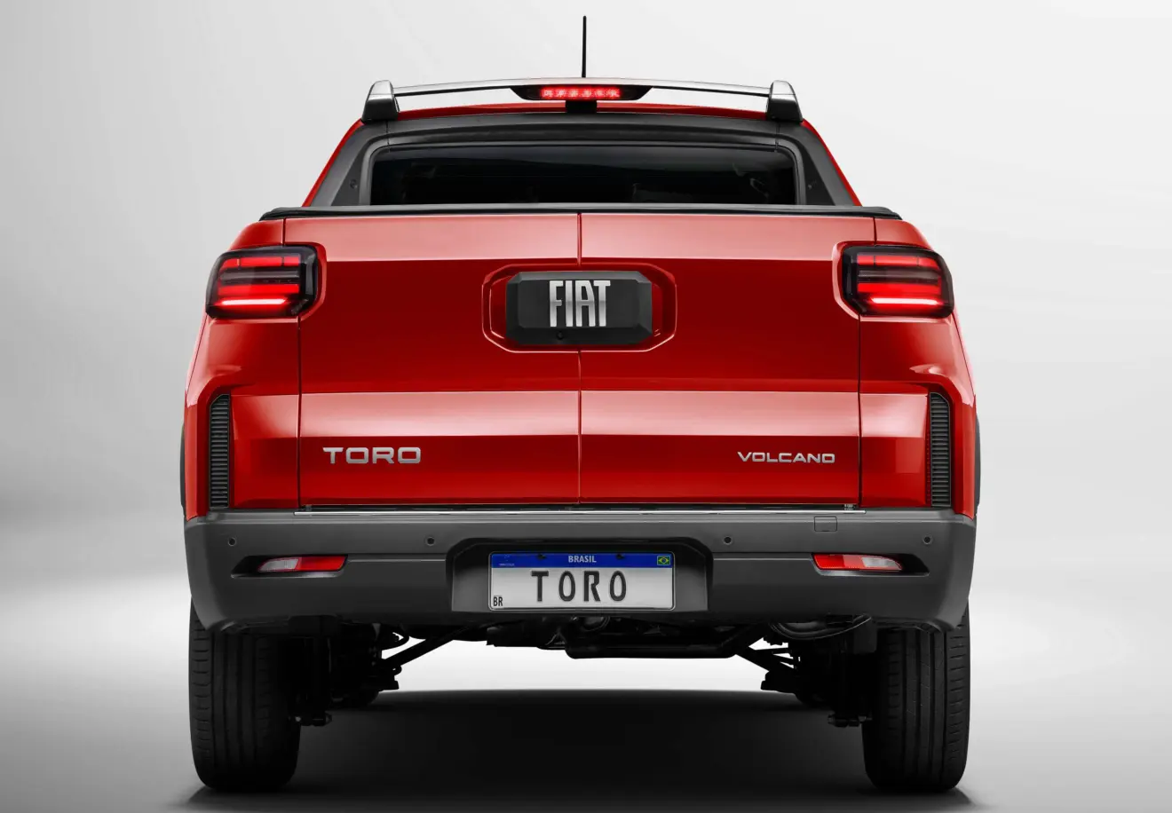 Fiat Toro Volcano 2026 vermelha parada de traseira 