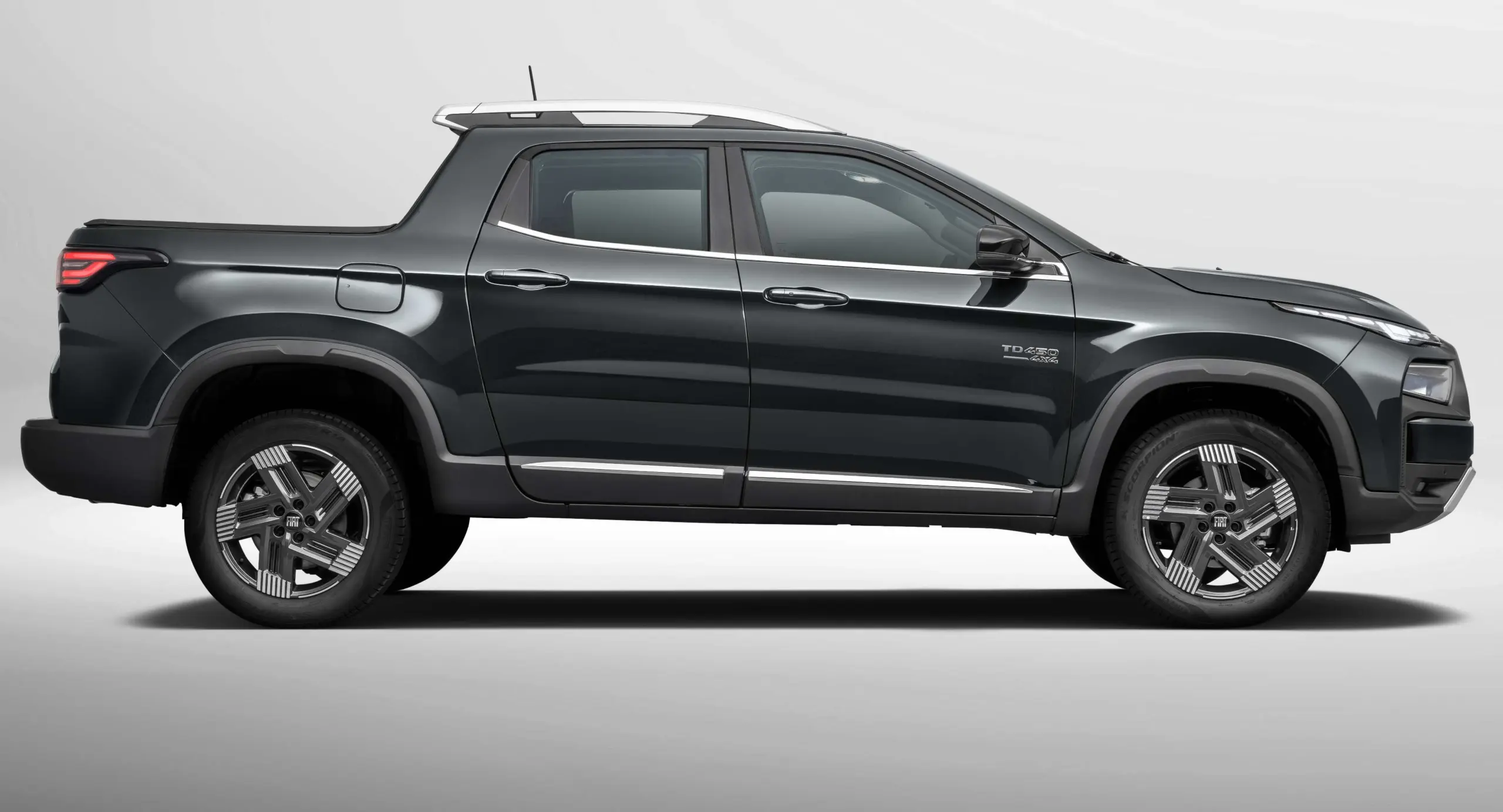 Fiat Toro Volcano Diesel 2026 cinza parada de lateral com fundo neutro 