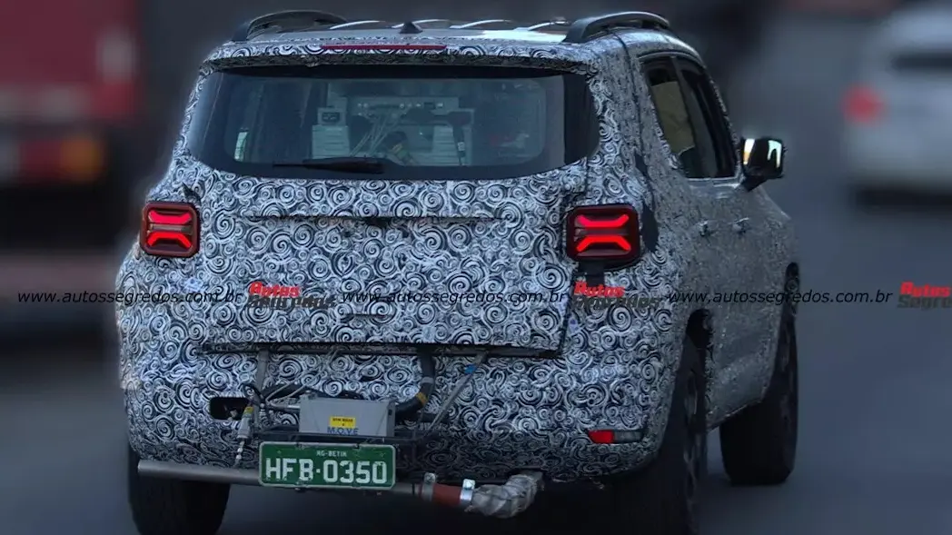 Protótipo do Jeep Renegade camuflado, visto de trás e com lanternas acesas