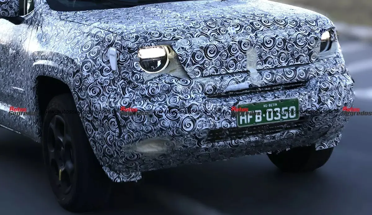 Parte dianteira com faróis acesos do Jeep Renegade reestilizado