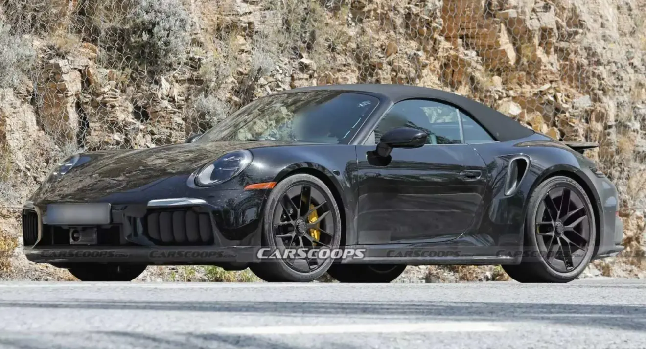 Porsche 911 Turbo conversível híbrido de dianteira andando na estrada