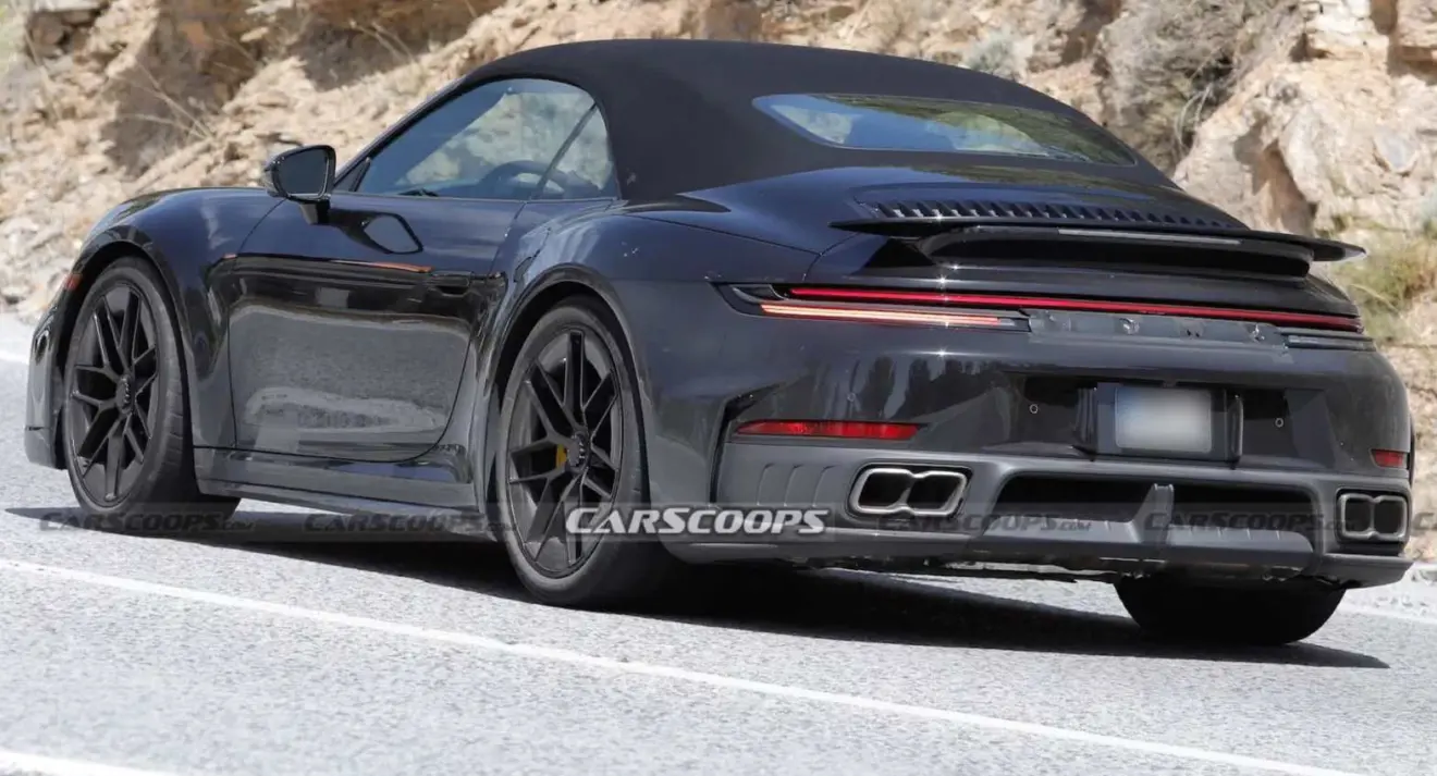 Porsche 911 Turbo conversível híbrido de traseira andando na estrada
