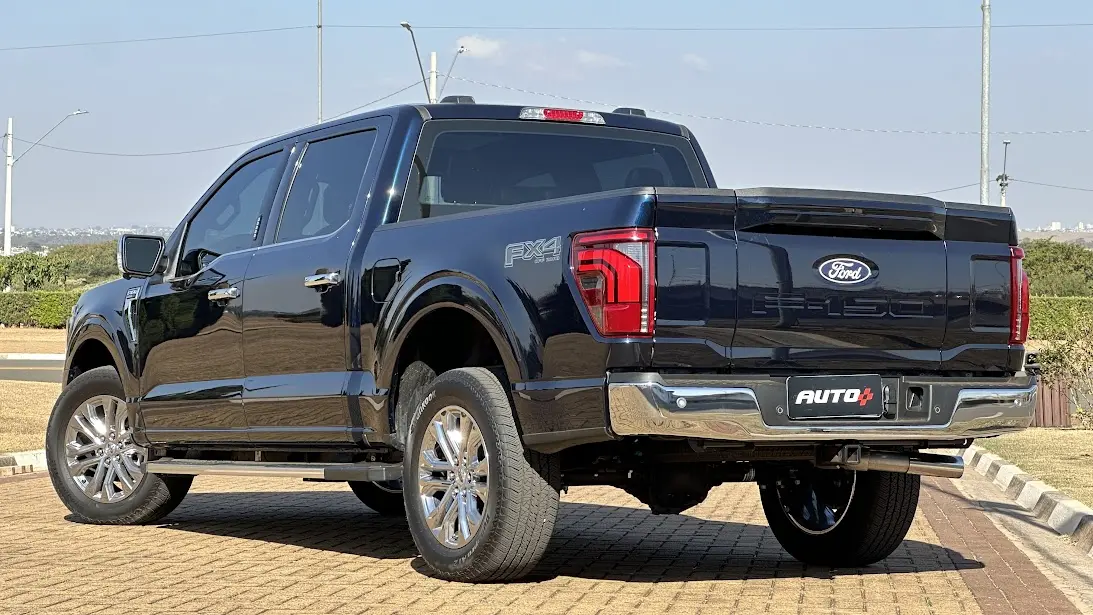 Ford F-150 Lariat Chrome azul parada de traseira é uma rival para Ram 1500 e Chevrolet Silverado