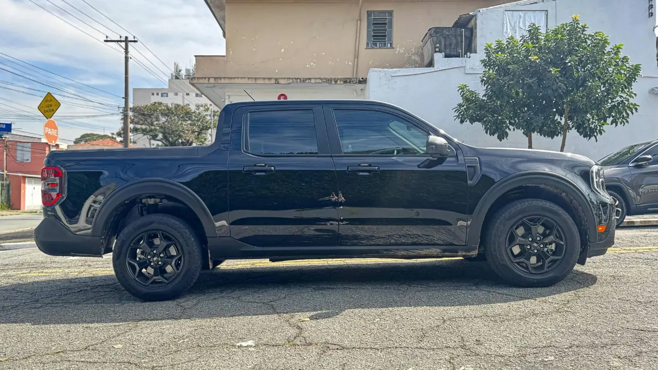 Ford Maverick Lariant Black estática na cor preta