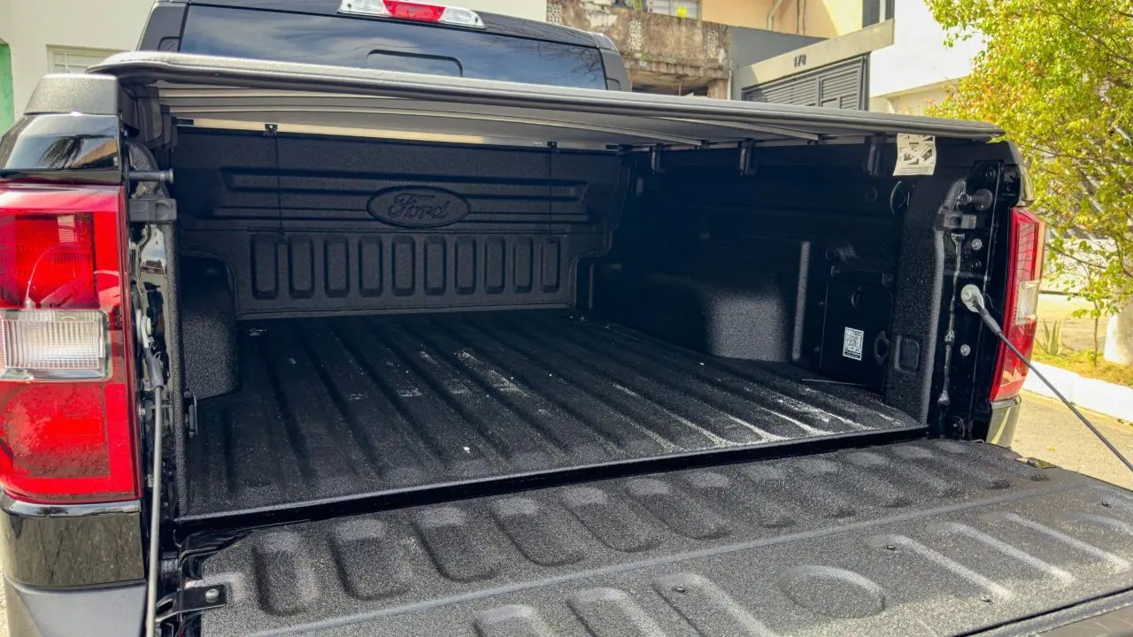 Caçamba da Ford Maverick Lariant Black estática na cor preta