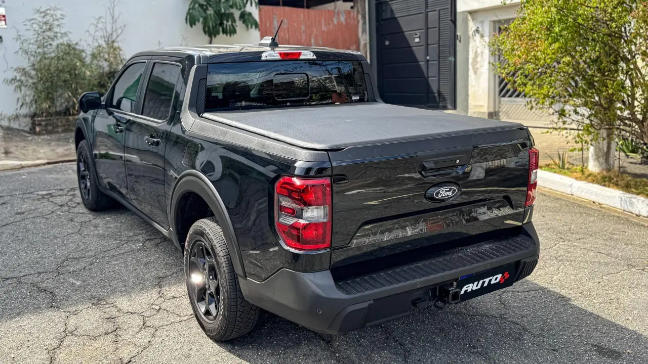 Ford Maverick Lariant Black estática na cor preta