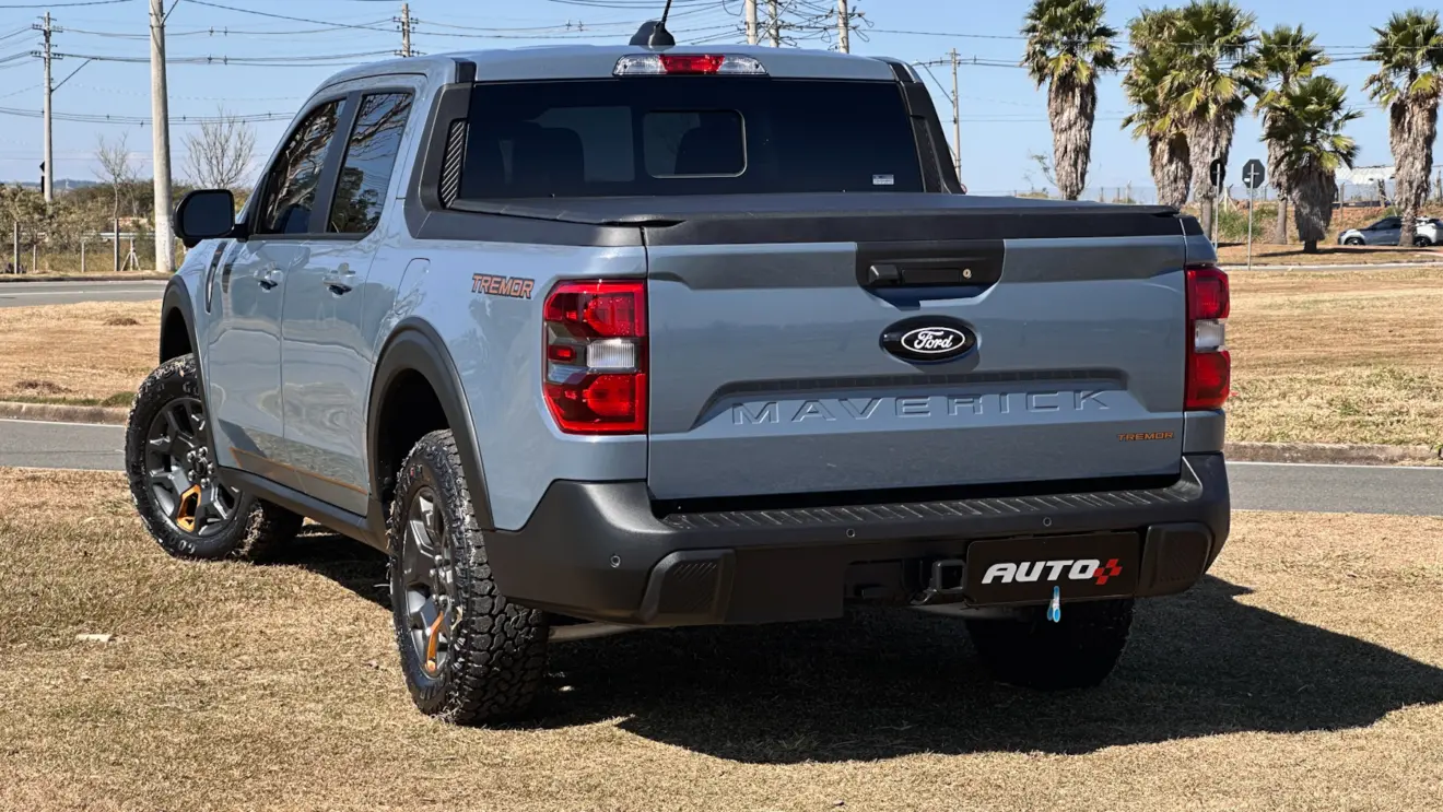 Ford Maverick Tremor azul de traseira na grama