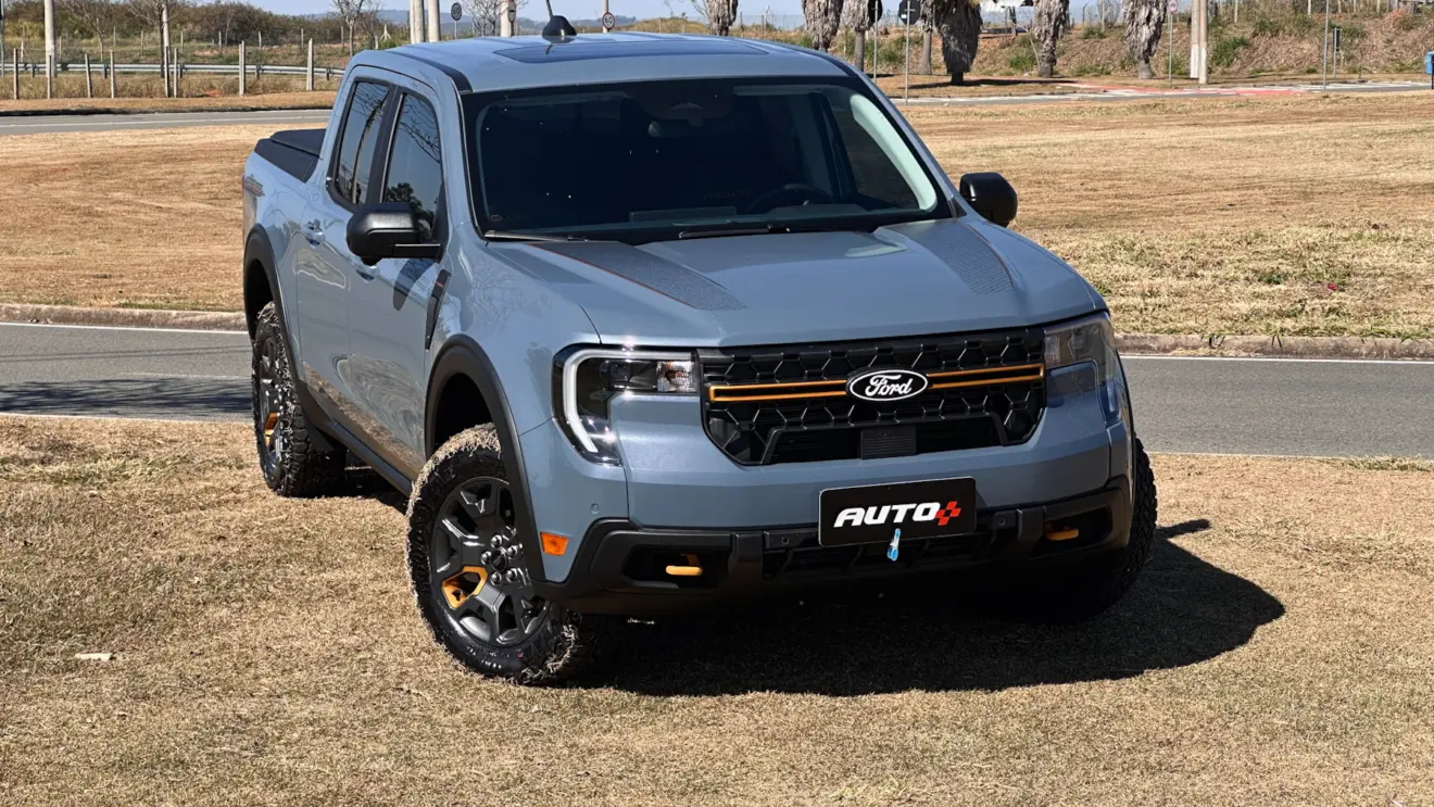 Ford Maverick Tremor azul de frente em um gramado
