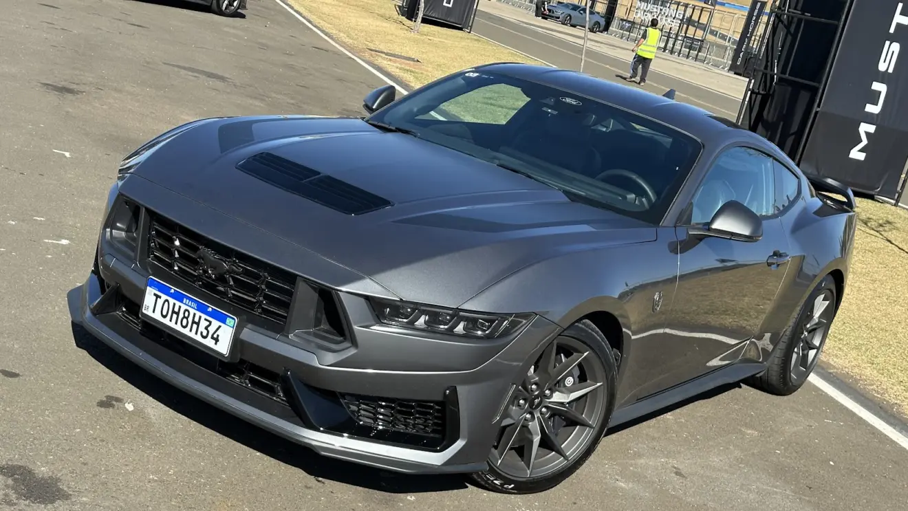 Ford Mustang Dark Horse cinza parado de frente e visto do alto