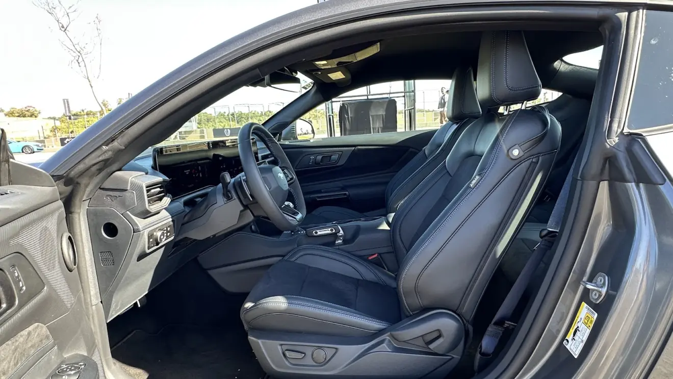 Bancos dianteiros do Ford Mustang Dark Horse