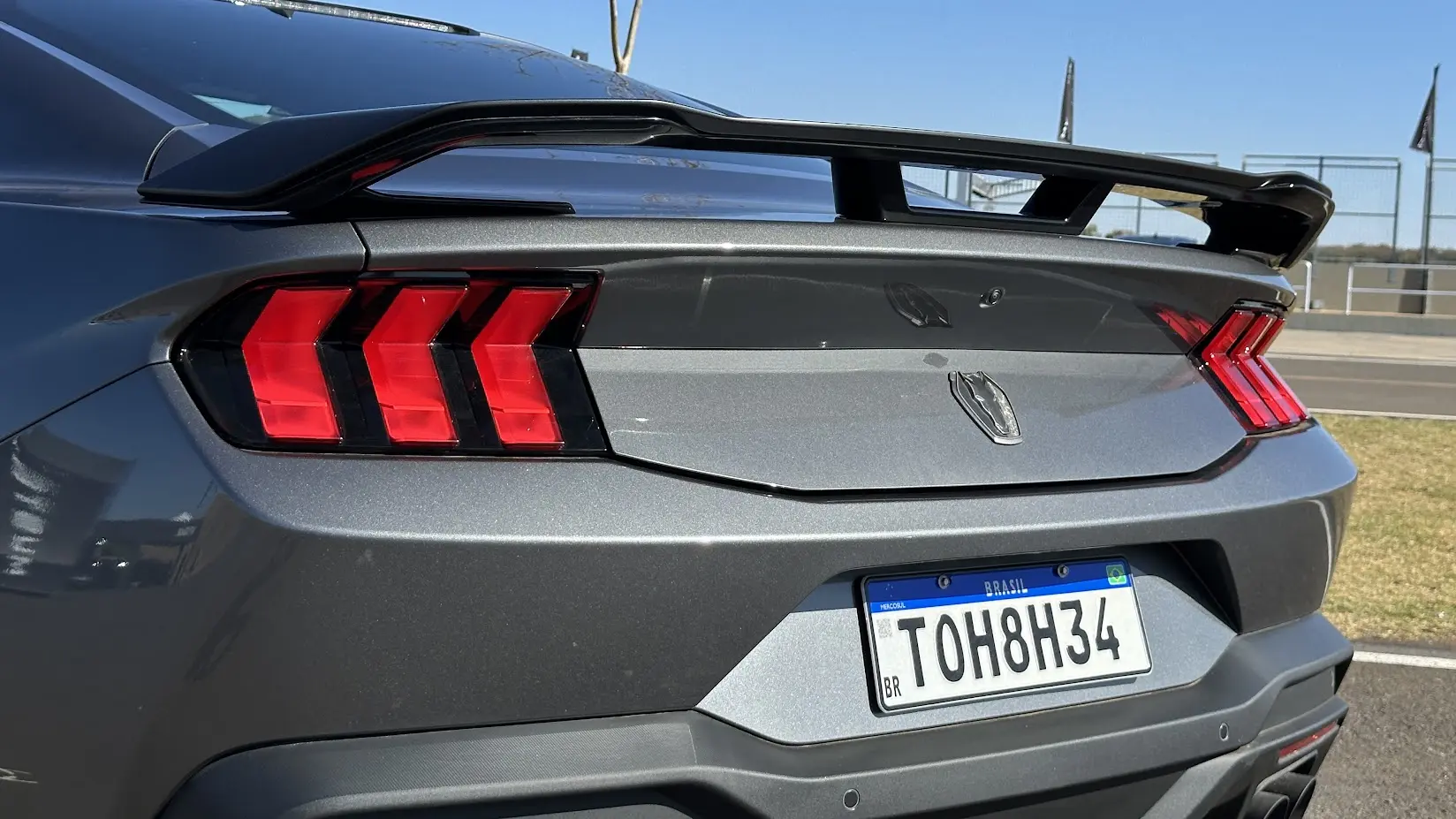 Detalhe da traseira do Ford Mustang Dark Horse