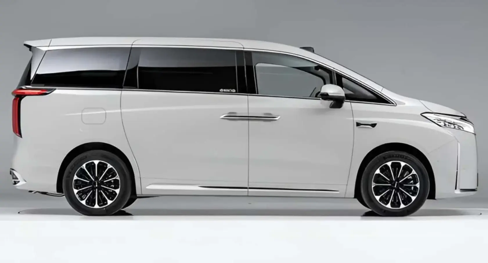Minivan GWM Wey Gaoshan 7 branca parada de lateral