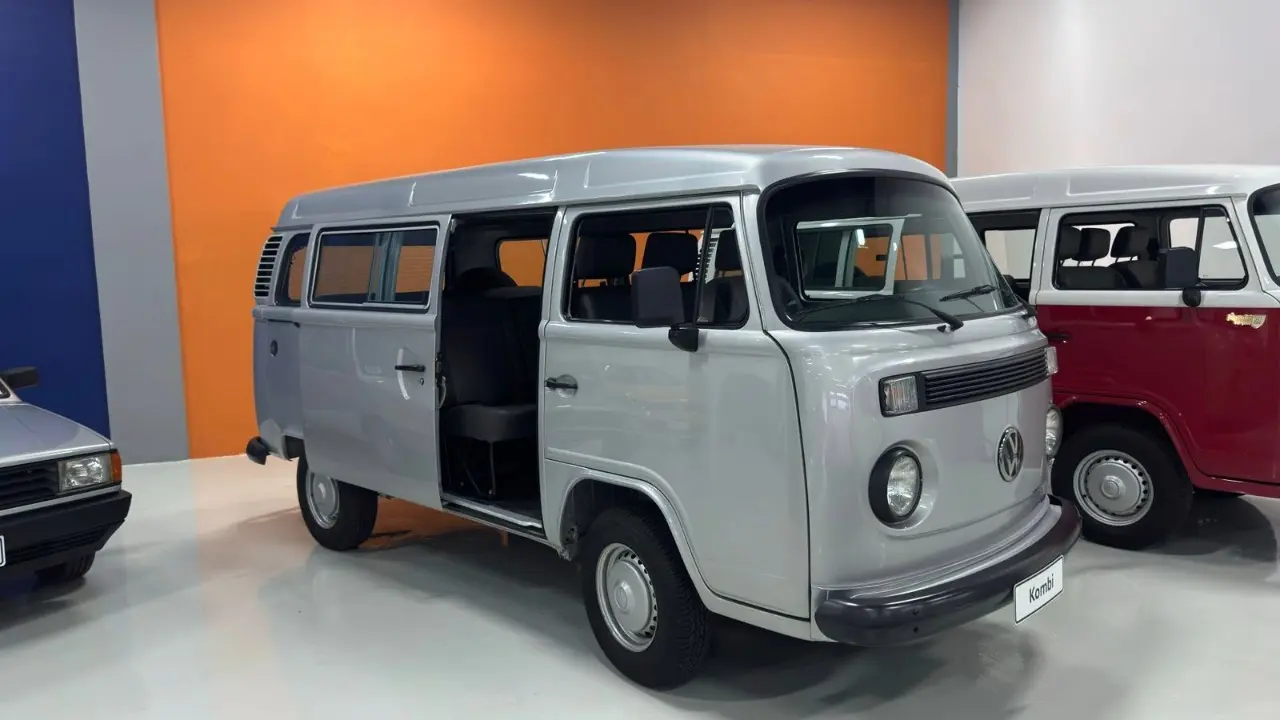 Volkswagen Kombi Série Prata de frente na Garagem Volkswagen