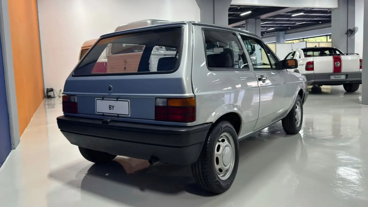 Volkswagen BY cinza na Garagem Volkswagen de traseira