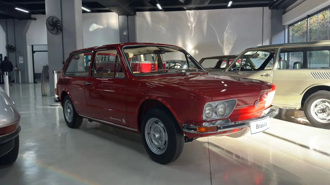 Volkswagen Brasília de 1974 Vermelho Rubi na Garagem Volkswagen de frente
