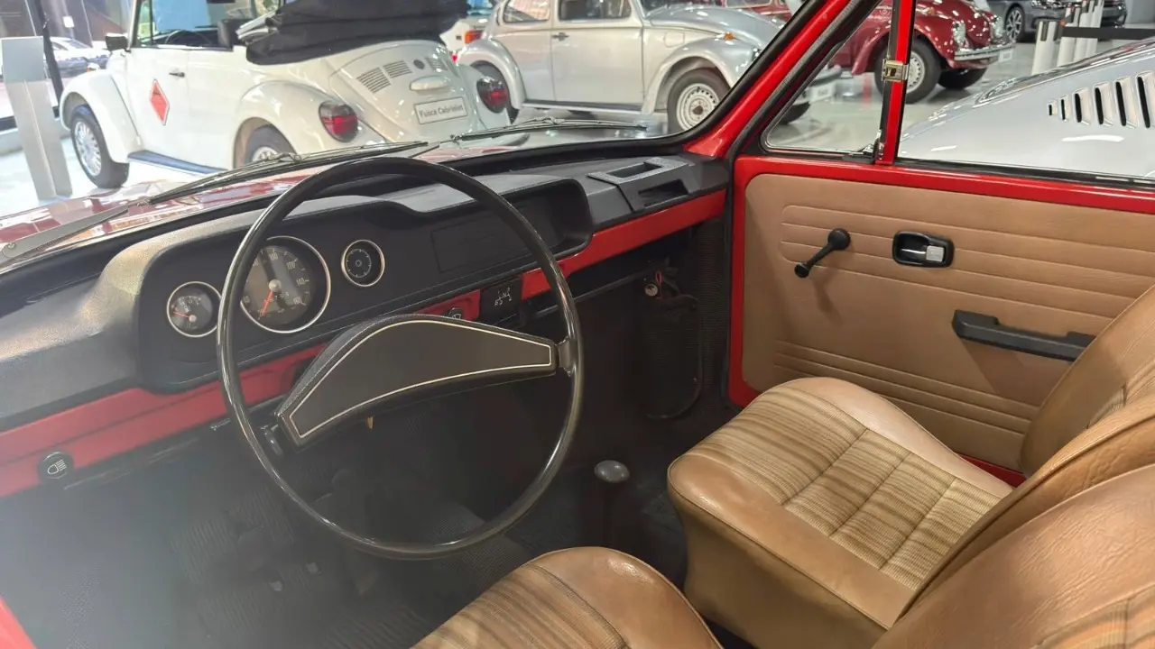 Interior da Volkswagen Brasília de 1974 Vermelho Rubi na Garagem Volkswagen