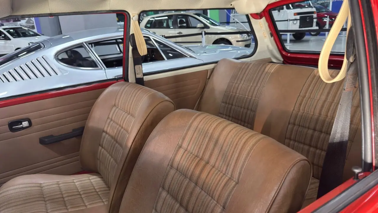 Interior da Volkswagen Brasília de 1974 Vermelho Rubi na Garagem Volkswagen
