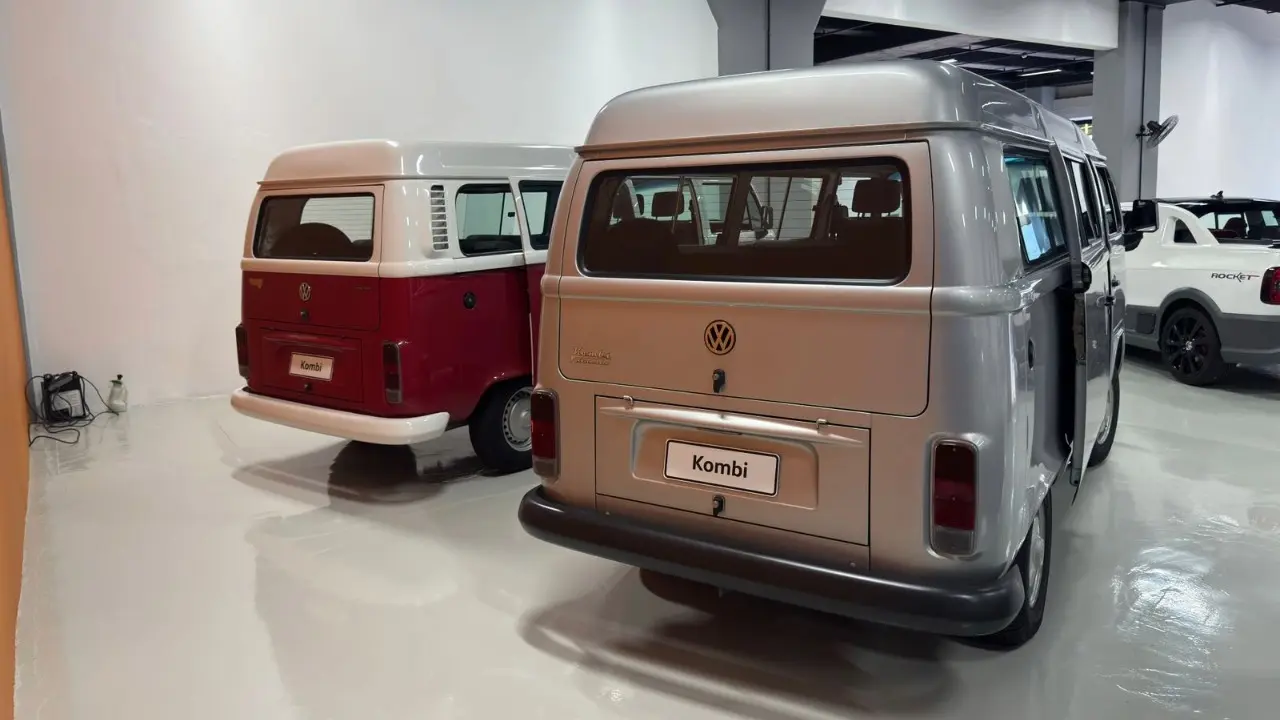 Volkswagen Kombi Série Prata e Kombi 50 Anos de traseira na Garagem Volkswagen