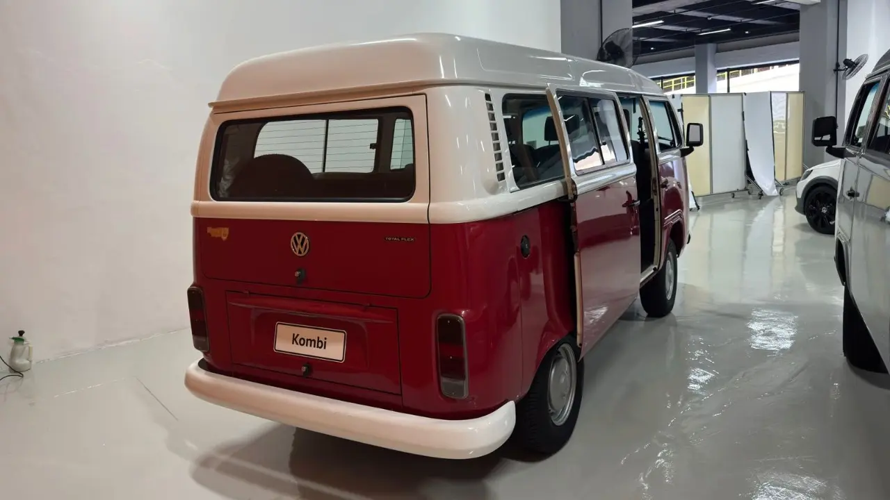 Traseira da Volkswagen Kombi 50 Anos